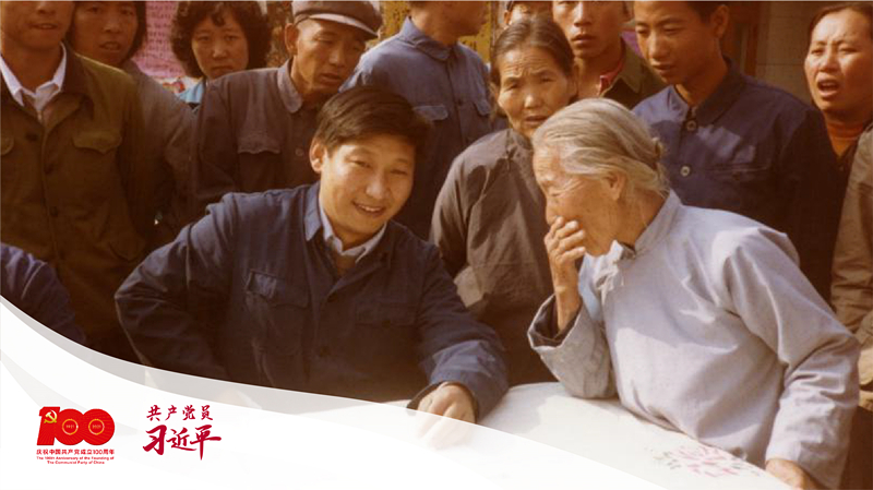 1983年，时任河北正定县委书记习近平在大街上听取来访群众的意见。